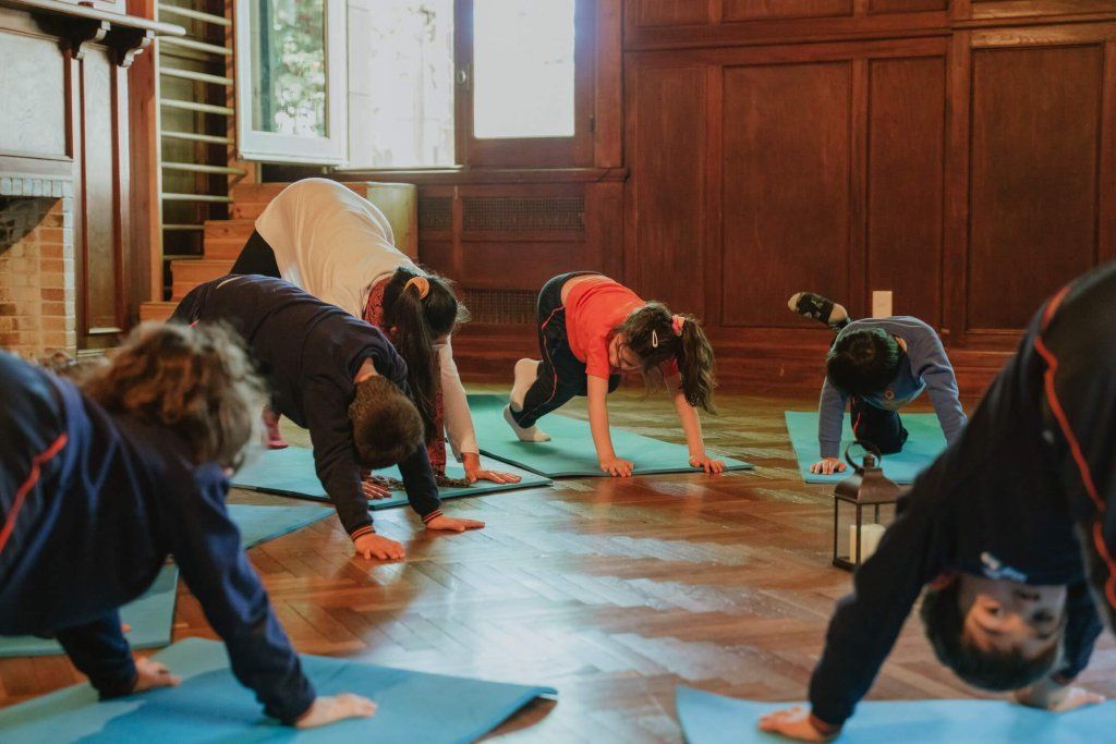 Niños practicando yoga