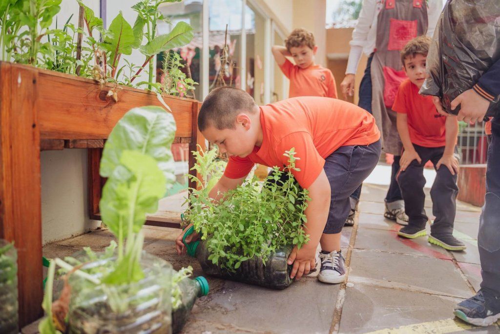 Niños trabajando en la huerta