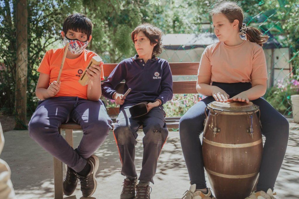Niños practicando instrumentos