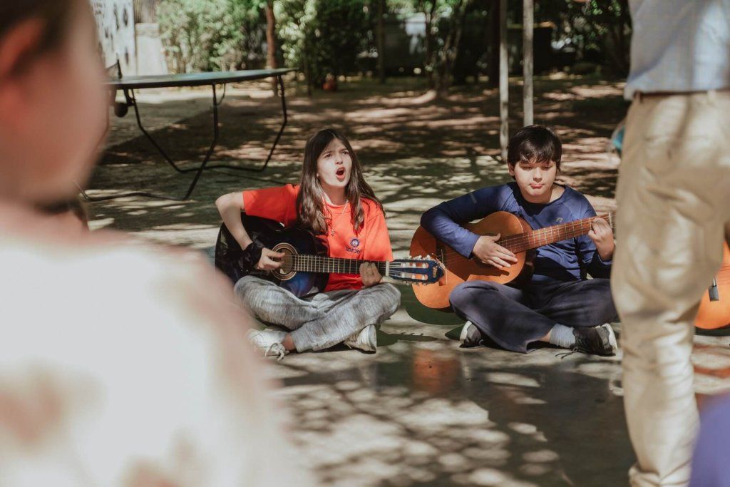 Niños practicando instrumentos