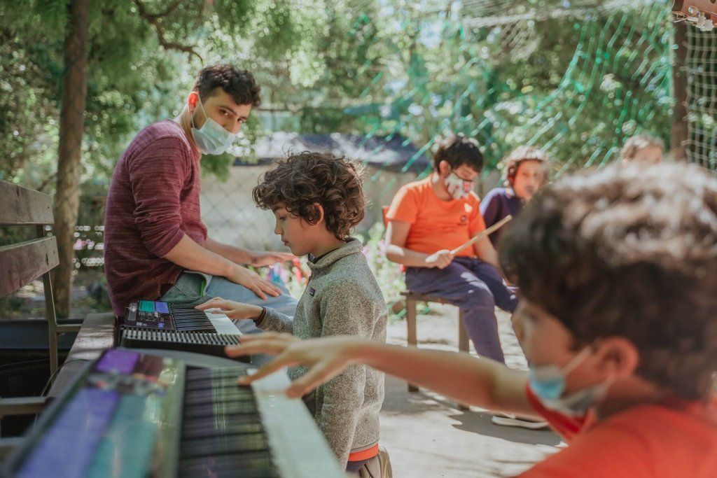 Niños practicando instrumentos