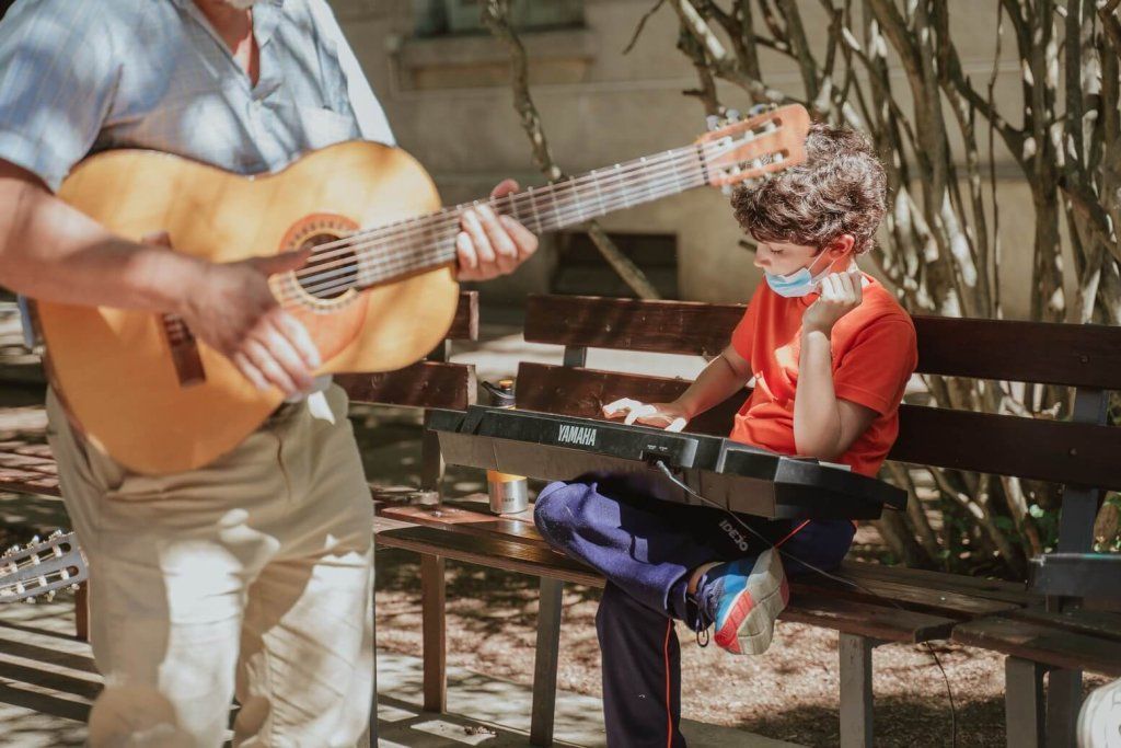 Niño practicando instrumentos