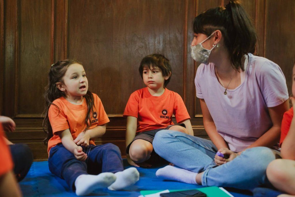 Maestra conversando con niños 
