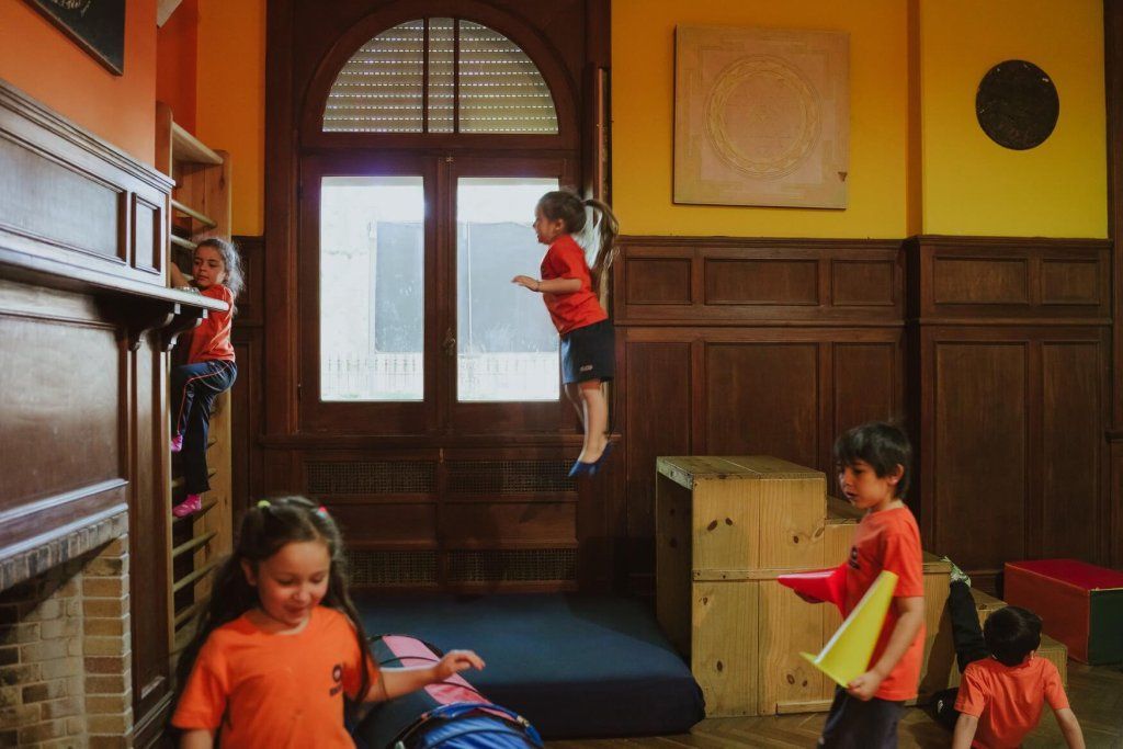 Niños saltando