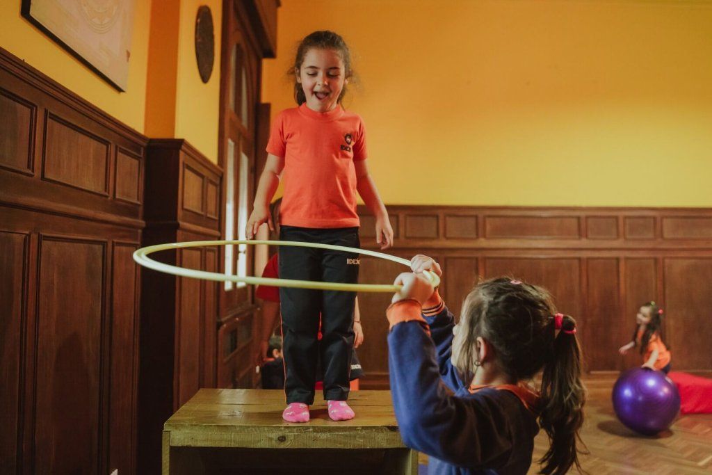 Niña a punto de saltar a través de un aro