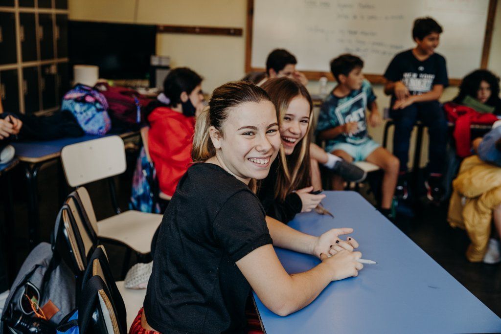 Adolescentes en salón de clase