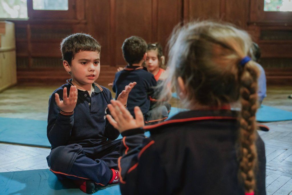 Niños en clase de yoga