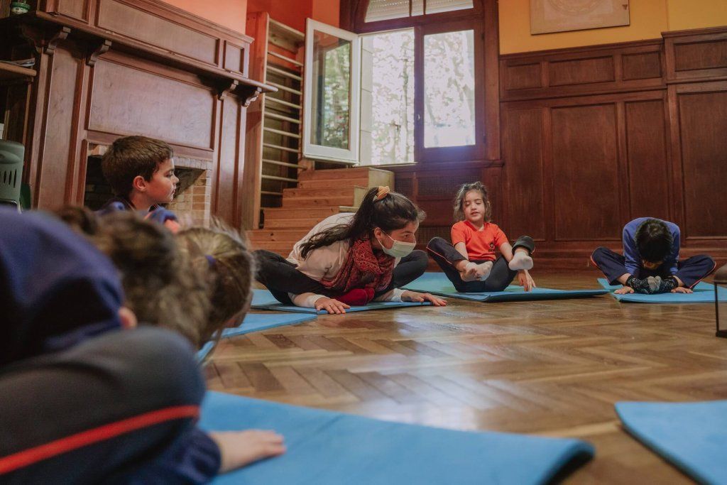Niños en clase de yoga