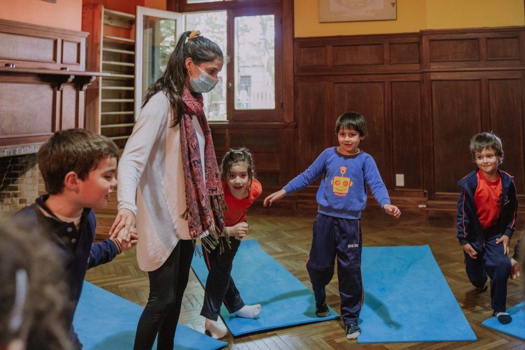 Niños en clase de yoga