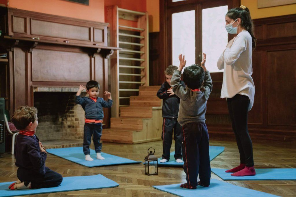 Niños en clase de yoga