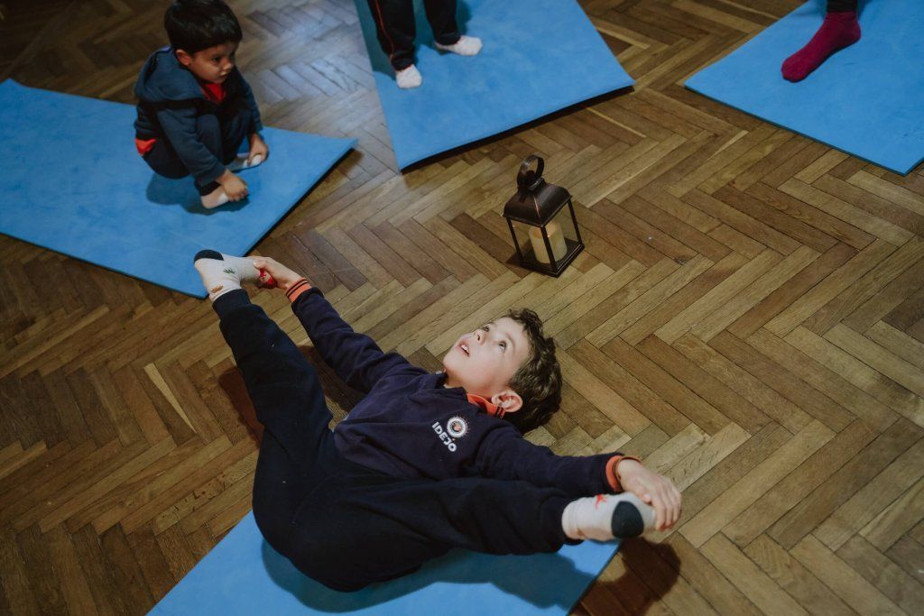 Niño en clase de yoga
