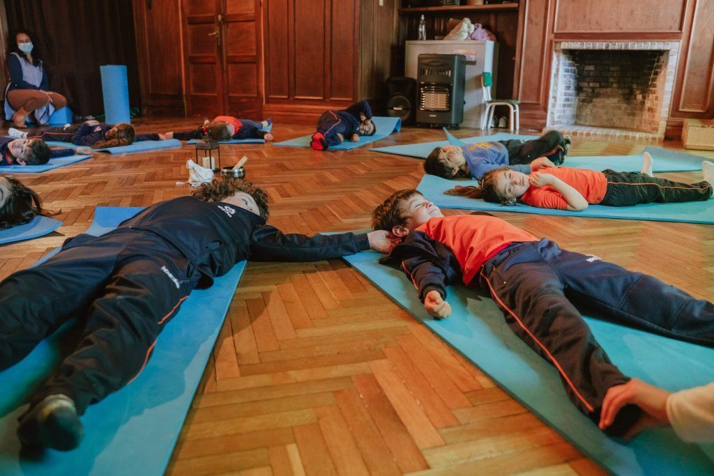 Niños en pose de relajación