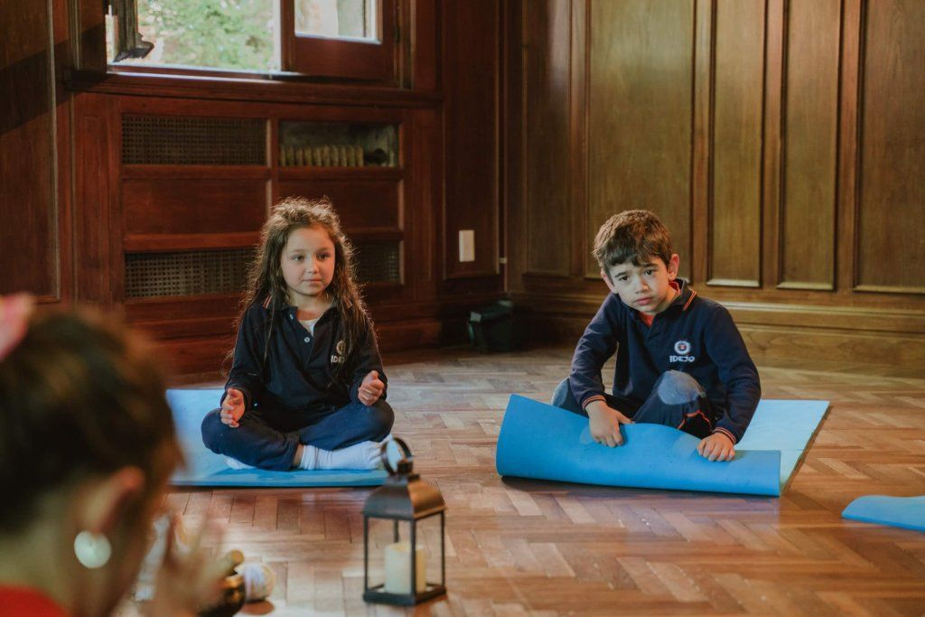 Niños en clase de yoga