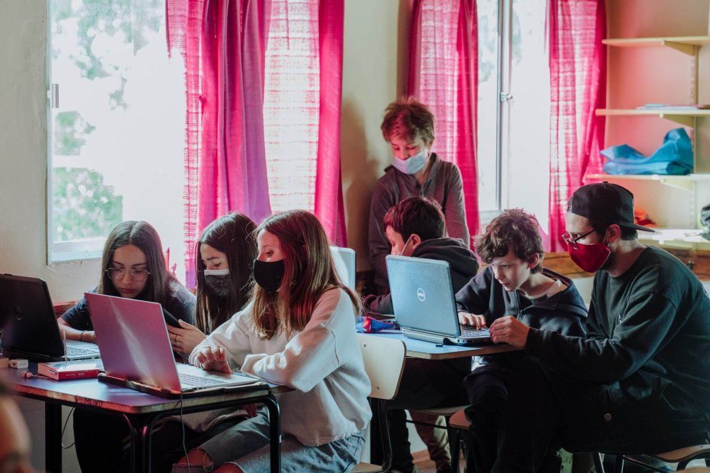 adolescentes en clase