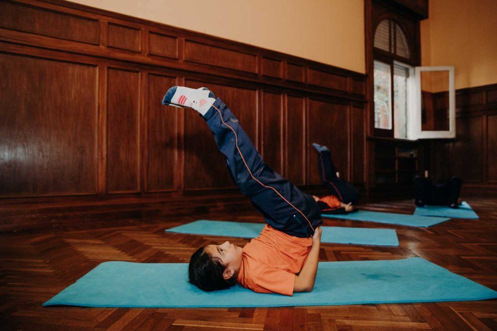 Niños en clase de yoga