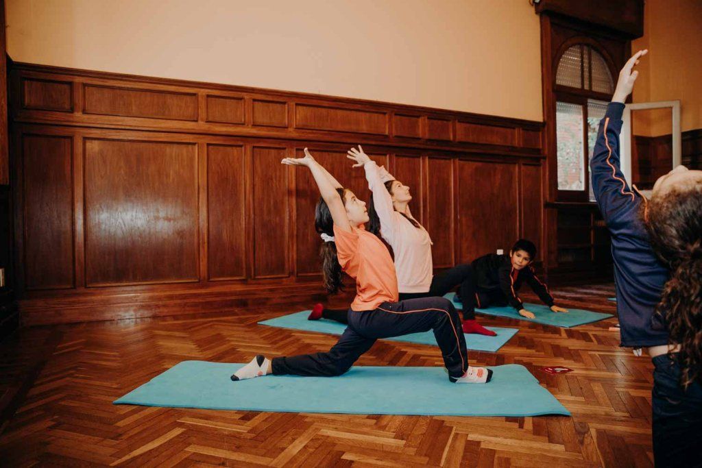 Niños en clase de yoga