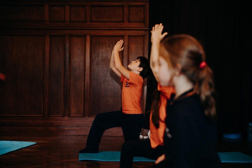 Niños en clase de yoga