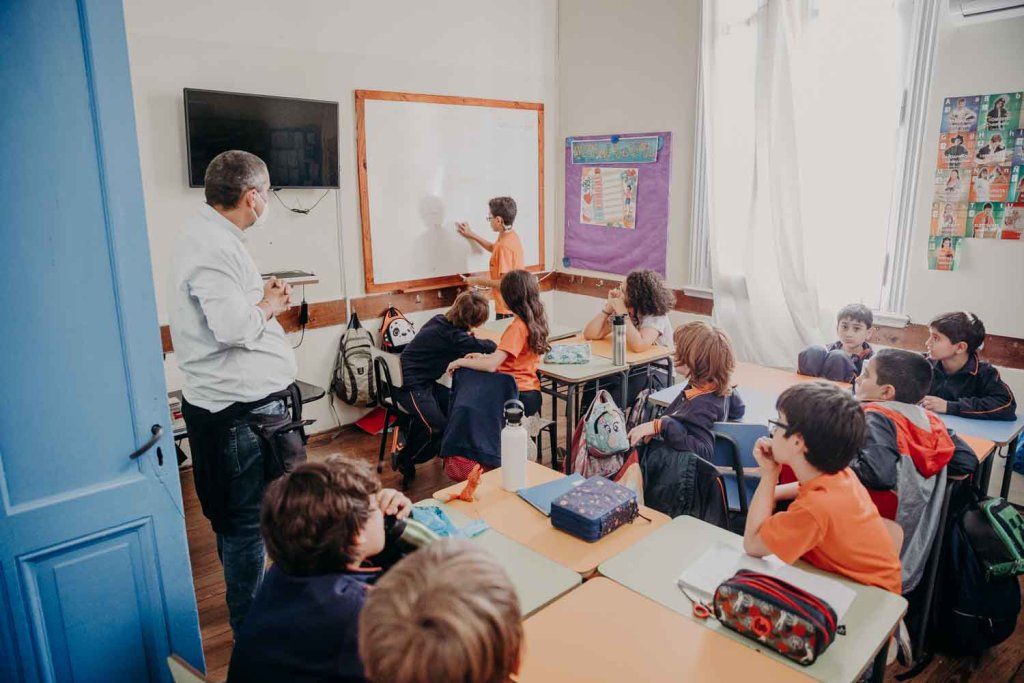 Alumnos en clase de portugués