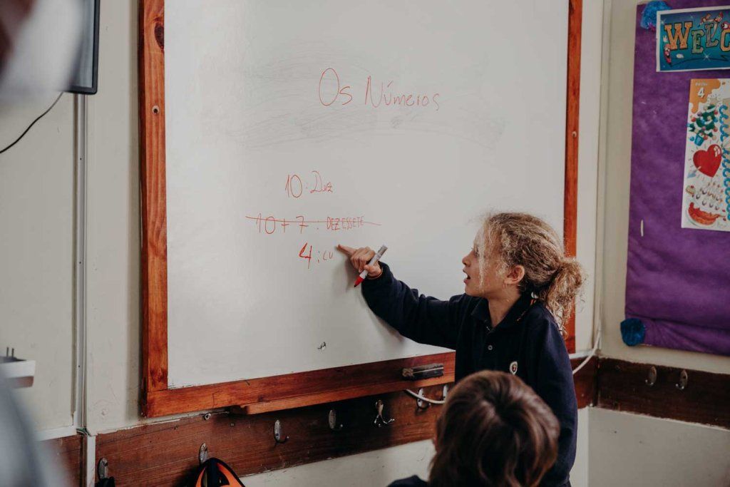 Niña escribiendo en el pizarrón