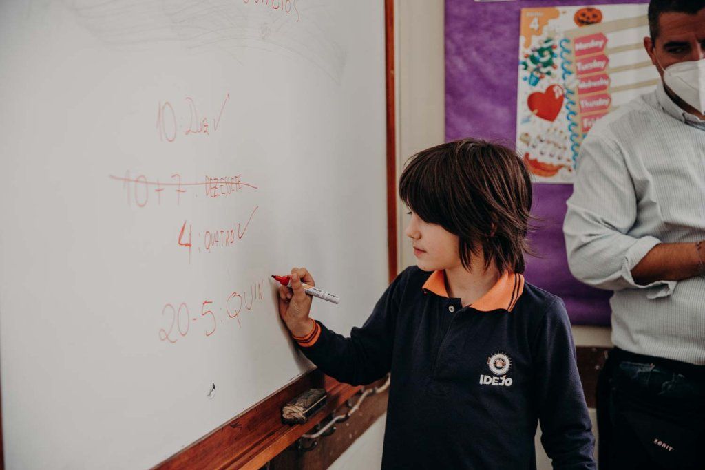 Niño escribiendo en el pizarrón