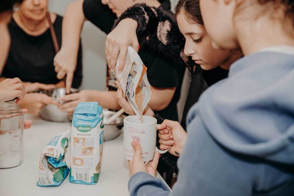 Adolescentes en taller de cocina
