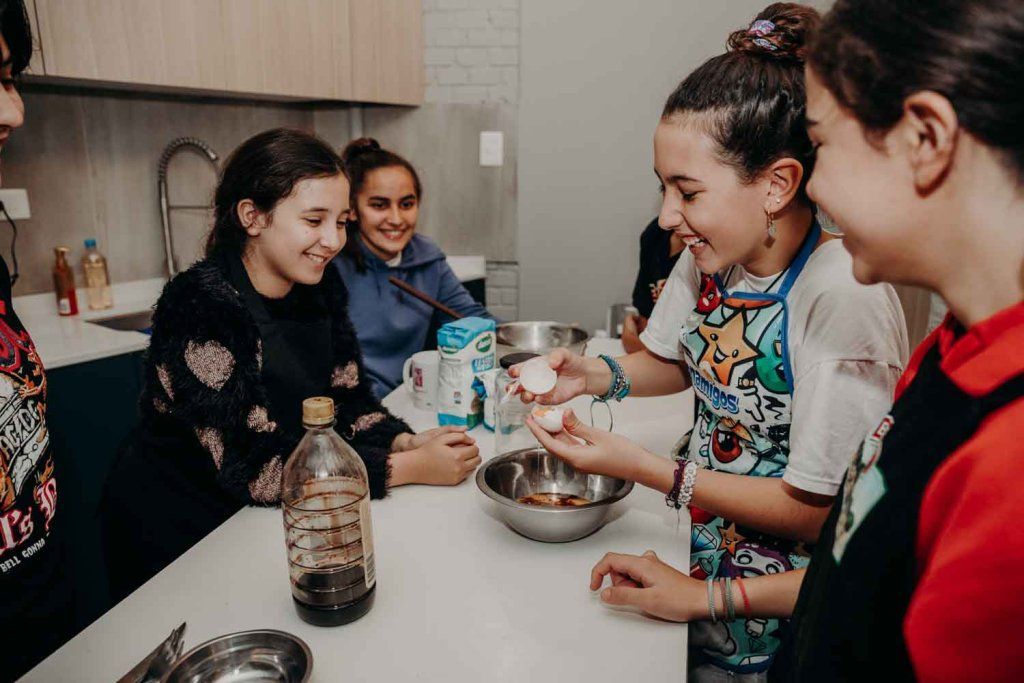 Adolescentes en taller de cocina