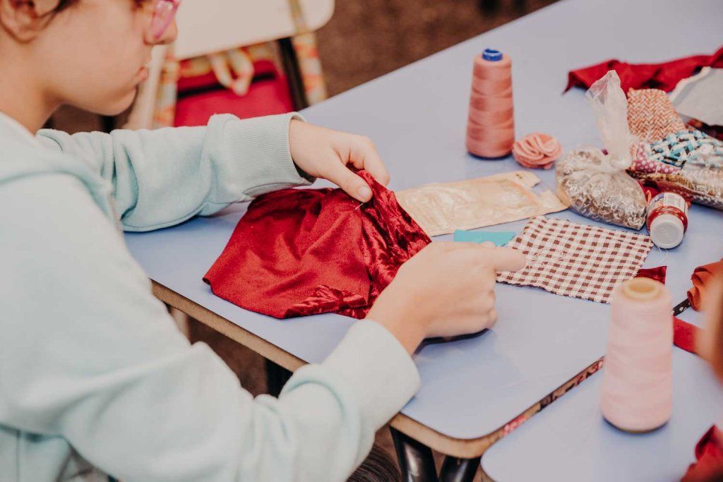 Adolescentes en taller de diseño textil