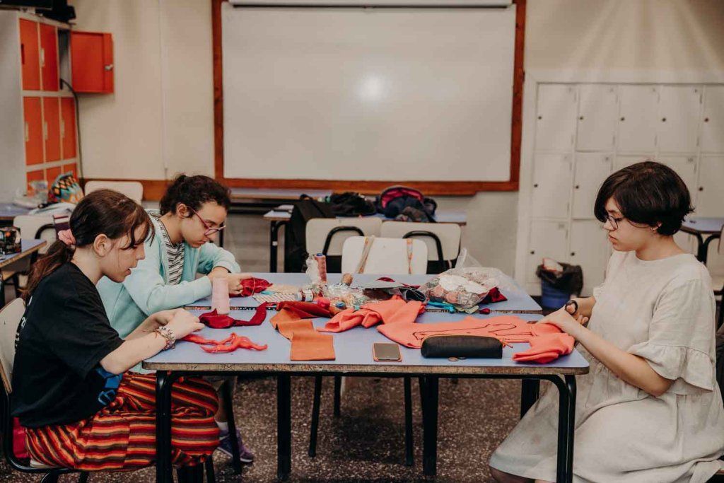 Adolescentes en taller de diseño textil