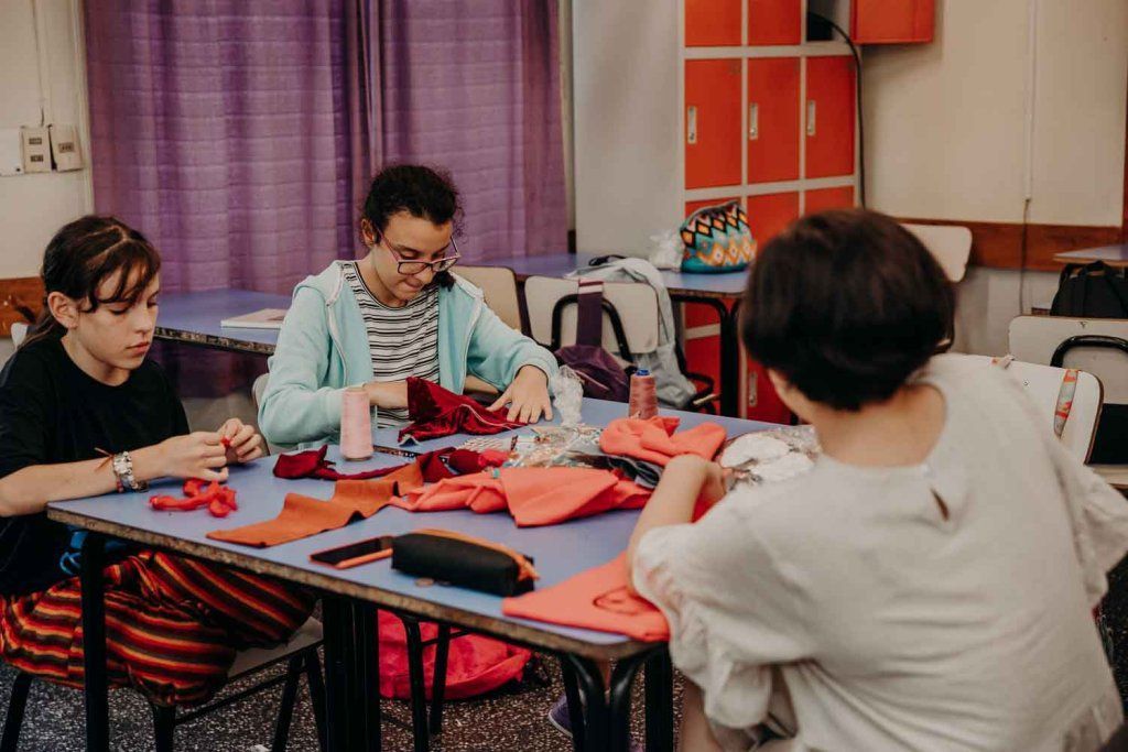 Adolescentes en taller de diseño textil
