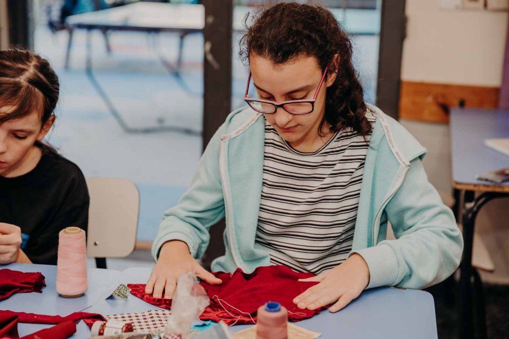 Adolescentes en taller de diseño textil