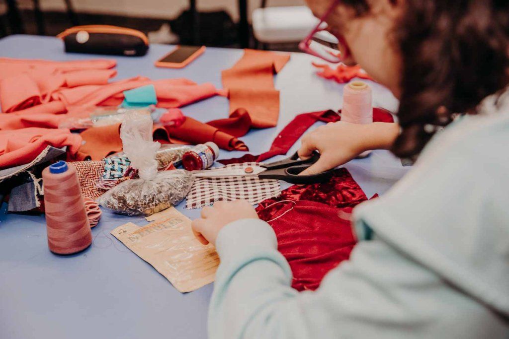 Adolescentes en taller de diseño textil