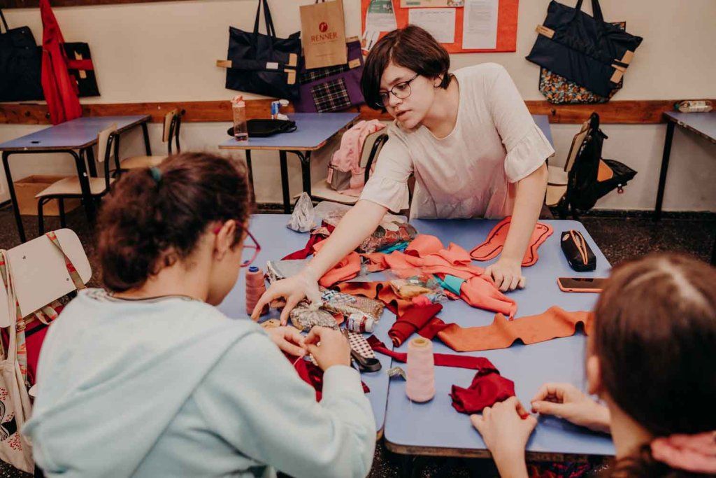 Adolescentes en taller de diseño textil