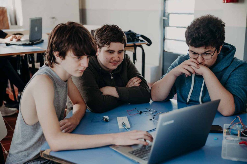 Adolescentes en taller de robótica