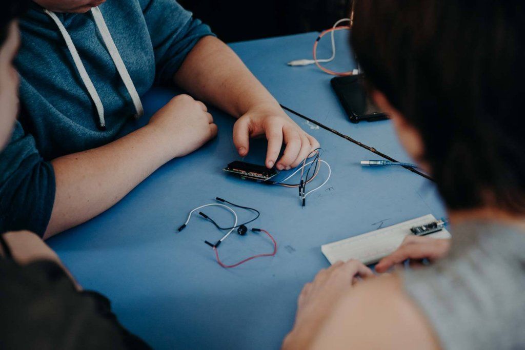 Adolescentes en taller de robótica