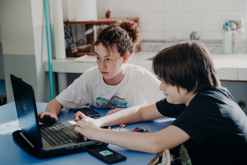 Adolescentes en taller de robótica