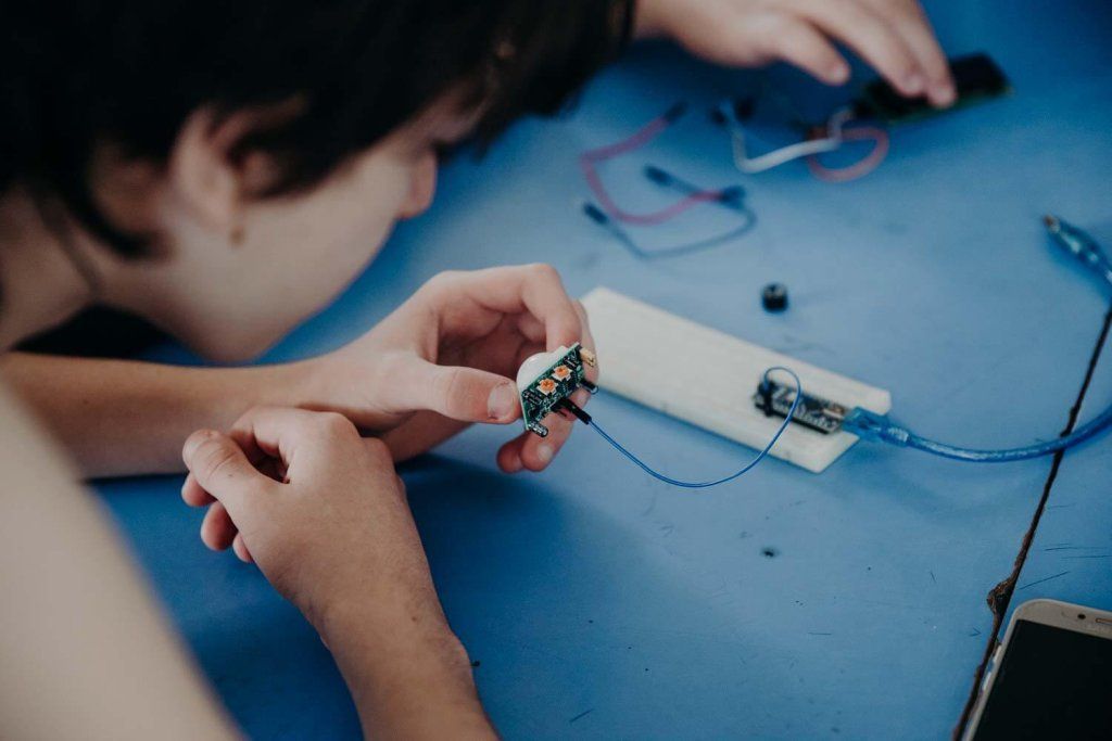 Adolescentes en taller de robótica