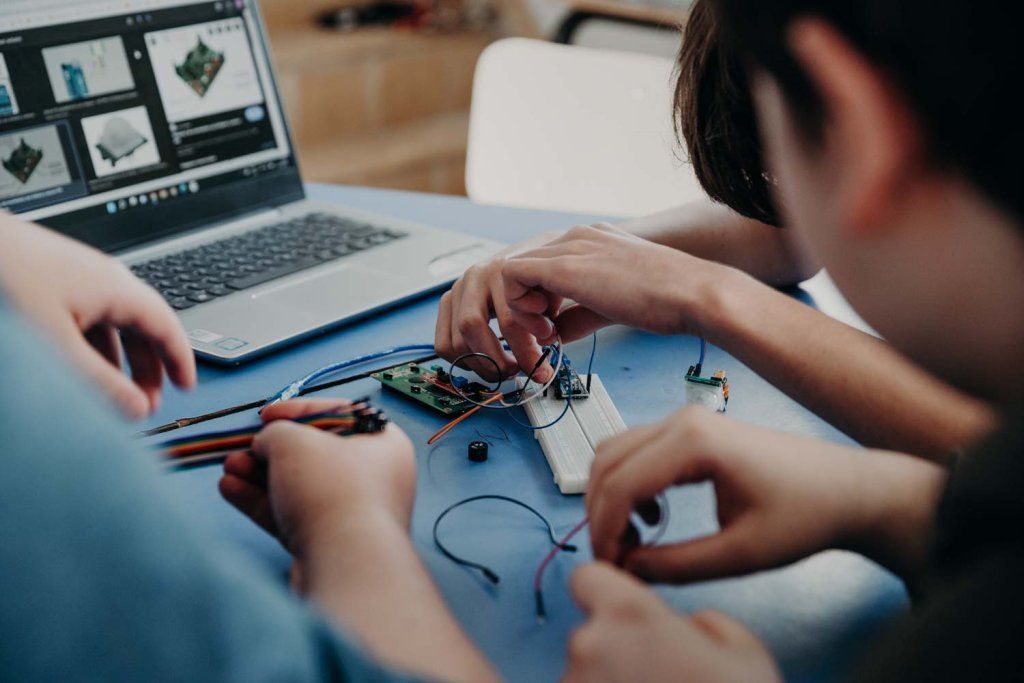 Adolescentes en taller de robótica
