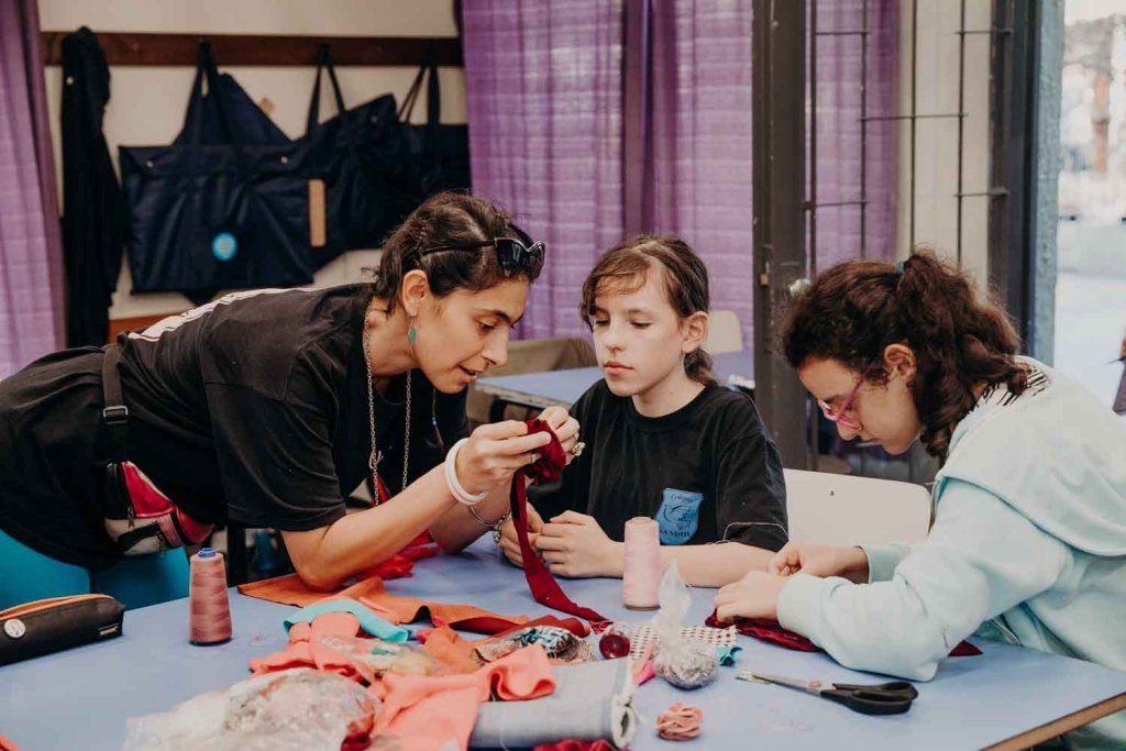 Adolescentes en taller de diseño textil