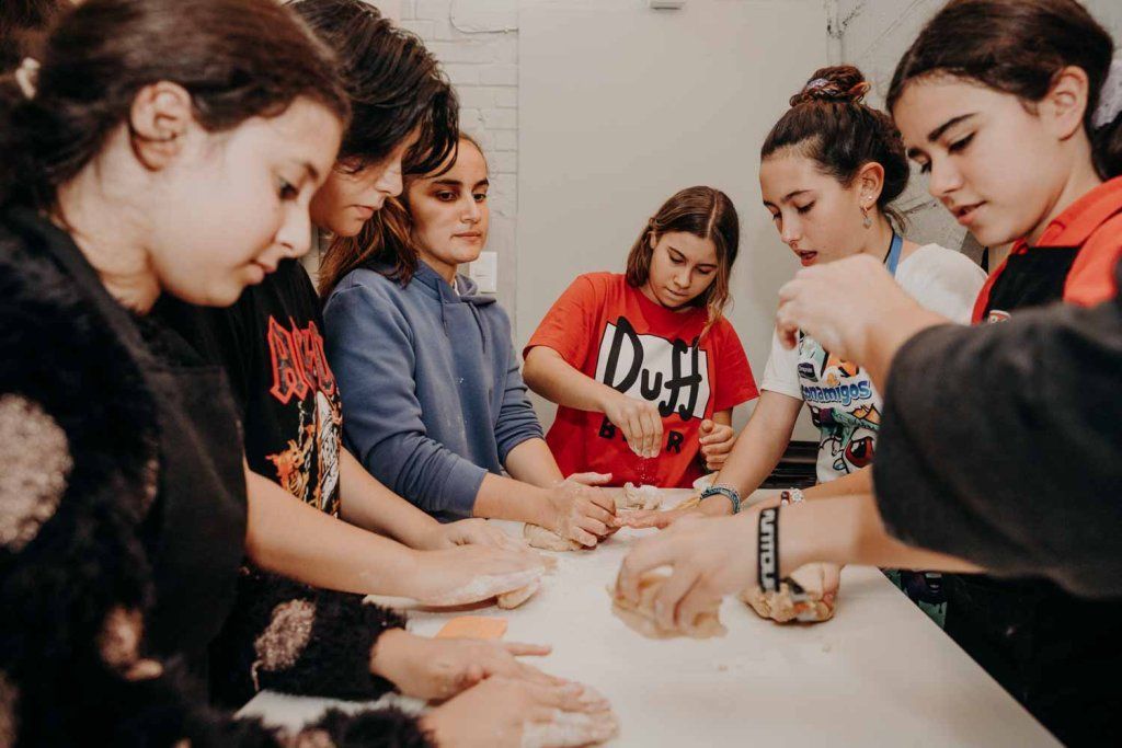 Adolescentes en taller de cocina