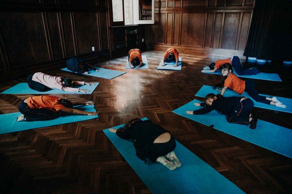 Niños en clase de yoga