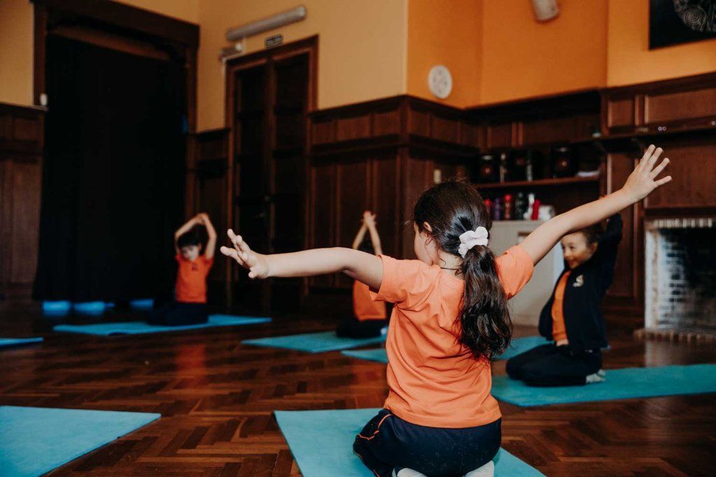 Niños en clase de yoga