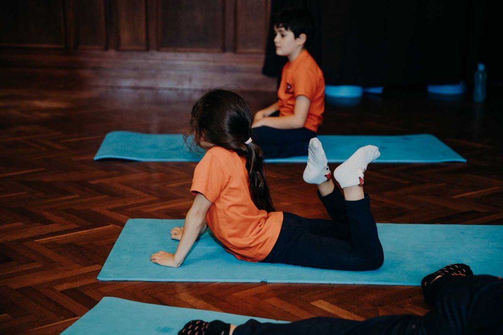Niños en clase de yoga