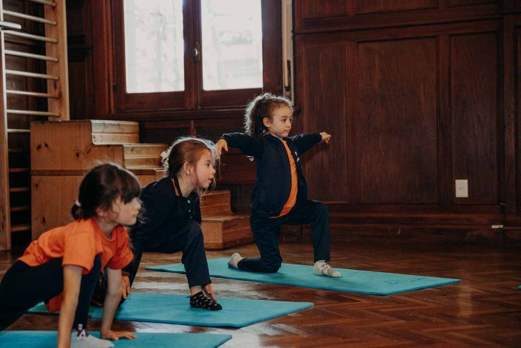 Niños en clase de yoga