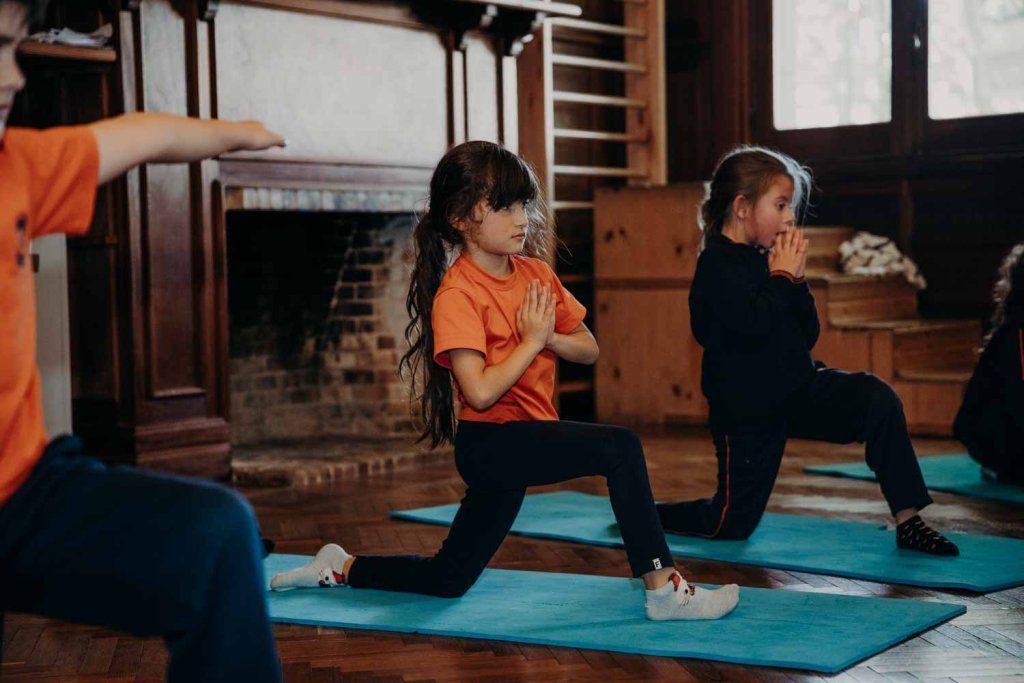 Niños en clase de yoga