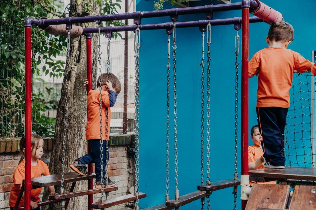 Niños jugando sobre juego infantil