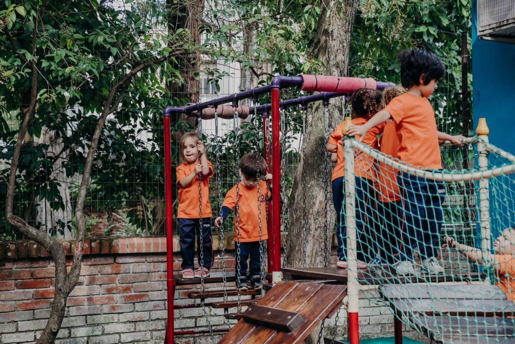 Niños jugando sobre juego infantil