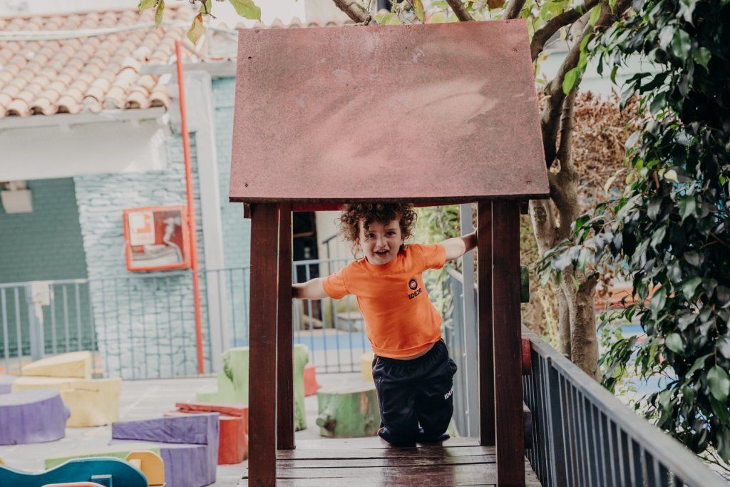 Niña jugando sobre juego infantil