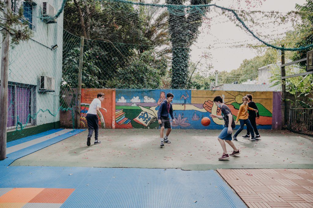 Adolescentes jugando juegos de pelota