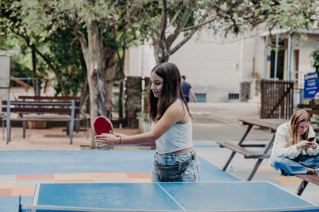 Adolescente jugando al ping pong