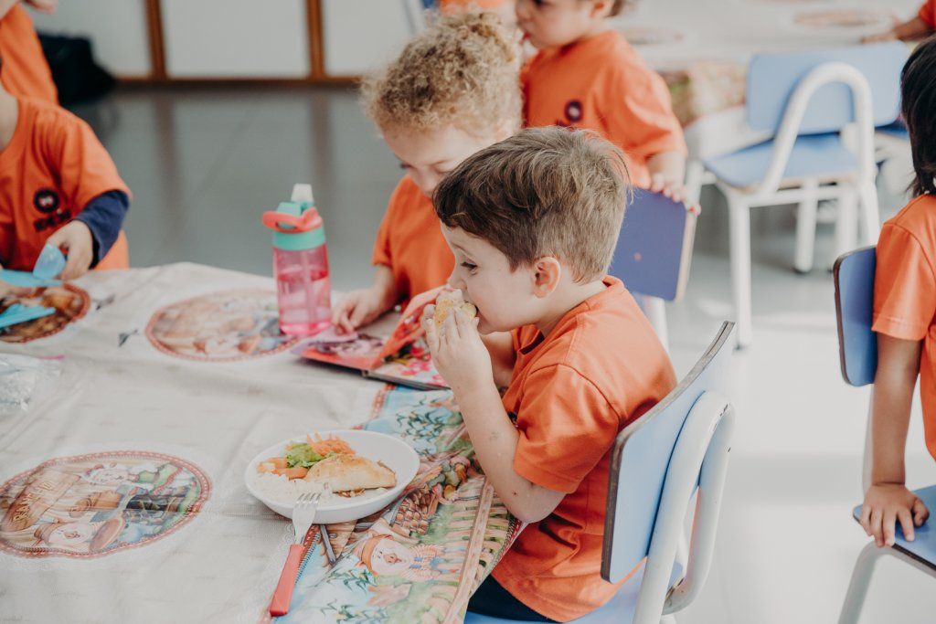 Niño comiendo